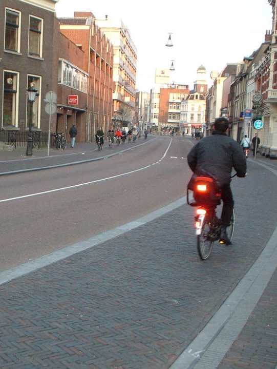 Utrecht at about 9:30 showing about 25 commuters